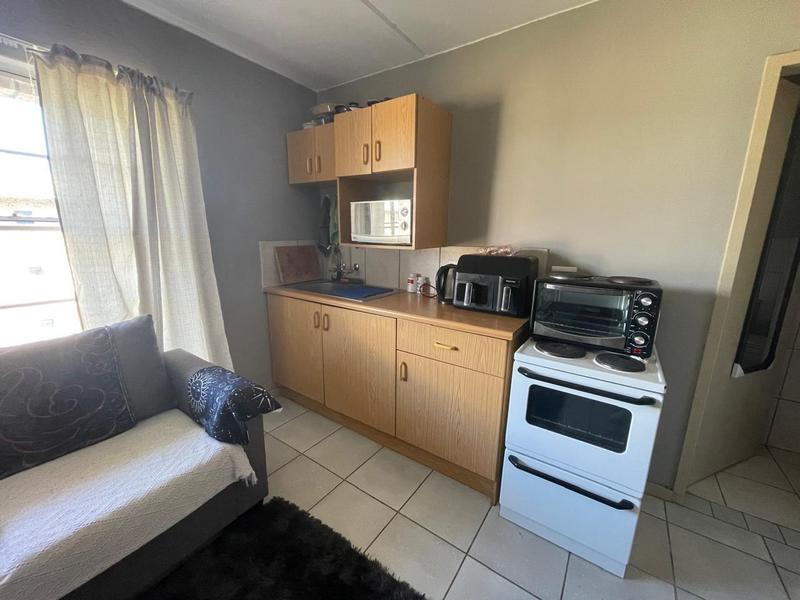To Let 1 Bedroom Property for Rent in Kannoniers Park North West